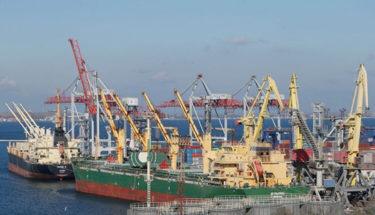 Más de 60 navíos cargueros permanecen bloqueados en el puerto ucraniano de Odessa – Por Cristian Alonso