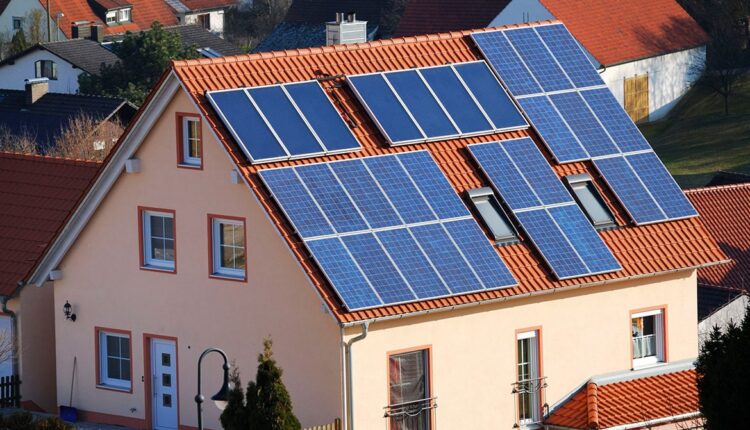 ESPAÑA: Boom de ventas de paneles solares por el incremento del precio de la electricidad – Por Cristian Alonso