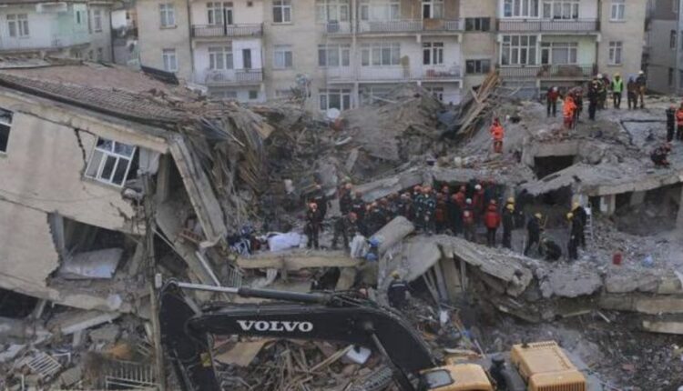 En Turquía un terremoto de 7.8 derriba más de 2000 edificios – Por Cristian Alonso