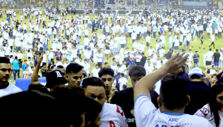 Estampida en un estadio deja 12 muertos y cientos de heridos en El Salvador – Por Cristian Alonso