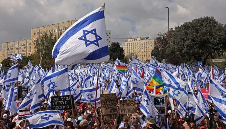 En Israel miles de personas se manifiestan tras la aprobación de una reforma judicial – Por Cristian Alonso