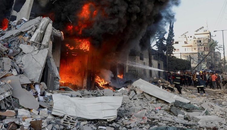 🇵🇸GAZA: Ataque israelí golpea un edificio cercano a hospital en Jan Younis.