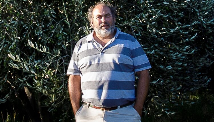 Paradojal: en la «Capital provincial de la Olivicultura», le niegan agua de reuso al pionero